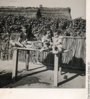 Les enfants Carrère qui pose pour la photo
